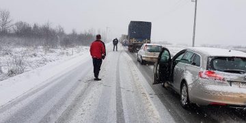 FOTO – Ninsoarea face ravagii în Maramureș, iar drumarii stau cu mâinile în sân!