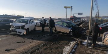 Impact între două maşini pe Bd. Independenţei, o persoană încarcerată – foto