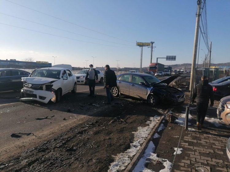 Impact între două maşini pe Bd. Independenţei, o persoană încarcerată – foto