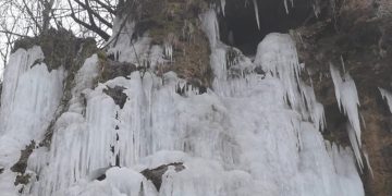 Comoara din inima munților: Cascada Șipote, ca o statuie de cleștar după ce a înghețat