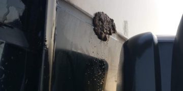 FOTO/VIDEO: Autobuzele URBIS, atacate zilnic în zona Cuprom. Autoritățile stau cu mâinile în sân!