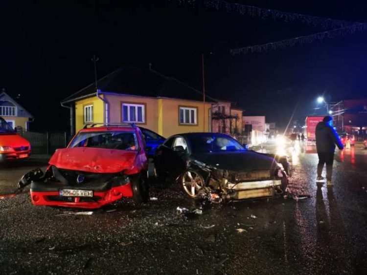Grav accident provocat de un maramureşean. Două mașini făcute praf și sute de litri de motorină împrăștiate – foto, video