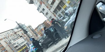 Carambol cu trei maşini la intersecţia bulevardelor Traian cu Republicii – foto