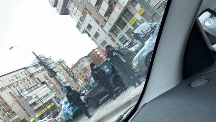 Carambol cu trei maşini la intersecţia bulevardelor Traian cu Republicii – foto