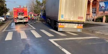 Fetiţă de 11 ani, omorâtă de un TIR în drum spre şcoală, pe trecerea de pietoni, sub privirile tatălui