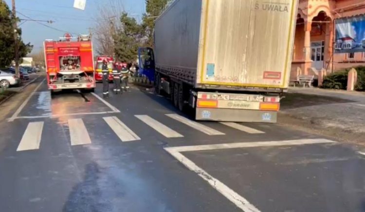 Fetiţă de 11 ani, omorâtă de un TIR în drum spre şcoală, pe trecerea de pietoni, sub privirile tatălui