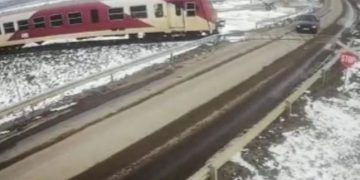 Momentul în care un tren izbeşte un BMW în care se aflau doi tineri – video