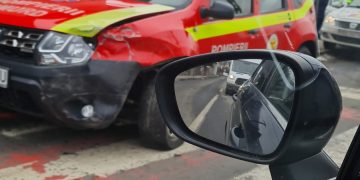 Accident în Baia Mare. Autospeciala medicului de urgență, izbită de o maşină, în timp ce se deplasa la o intervenție SMURD – foto