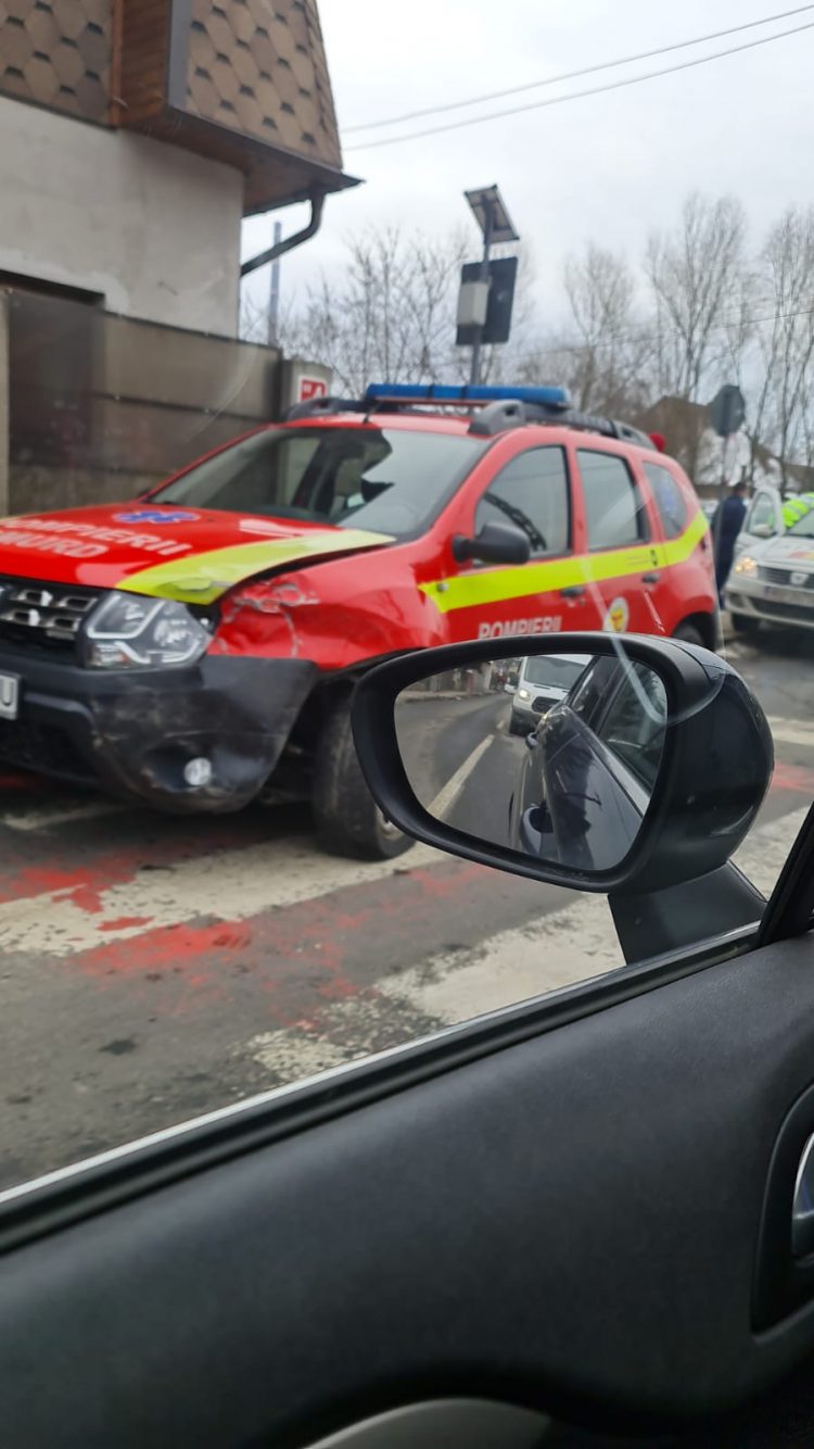Accident în Baia Mare. Autospeciala medicului de urgență, izbită de o maşină, în timp ce se deplasa la o intervenție SMURD – foto