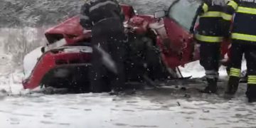 Grav accident rutier la Satulung. Intervine descarcerarea – Galerie foto