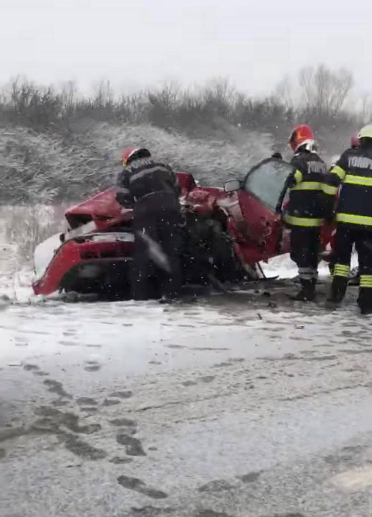 Grav accident rutier la Satulung. Intervine descarcerarea – Galerie foto