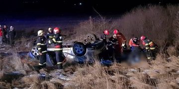 Şofer mort într-o Alfa Romeo, a zburat cu 200 km/oră peste un sens giratoriu – video
