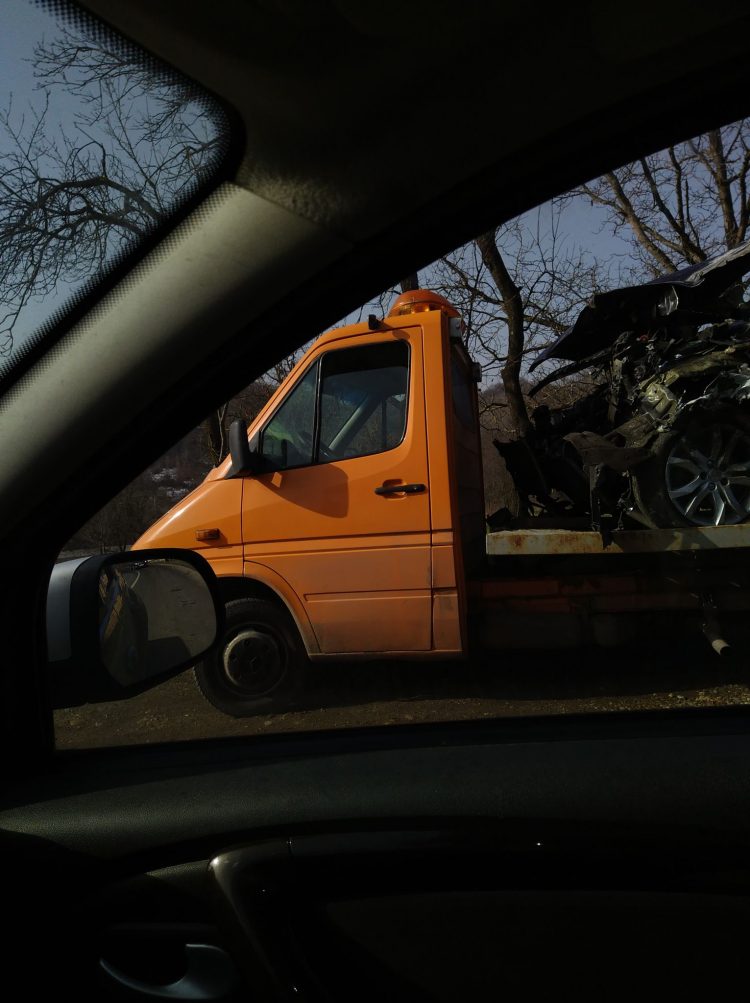 Grav ACCIDENT. Două maşini făcute praf după un impact puternic la Cărbunari – foto,  video