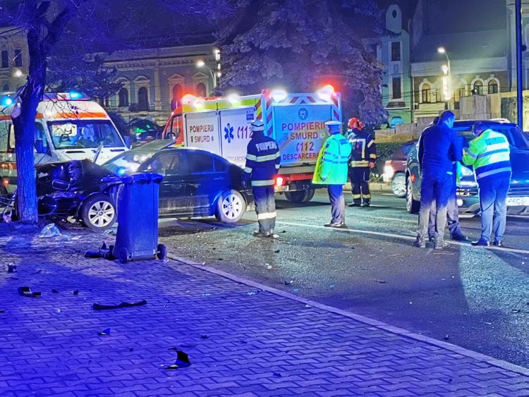 Un băimărean a făcut accident la Cluj. A derapat și a intrat într-un copac