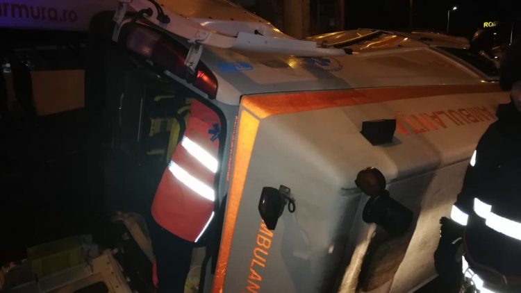 Accident TRAGIC: O pacientă infectată cu COVID-19 a decedat, după ce ambulanța în care se afla a intrat într-un cap de pod