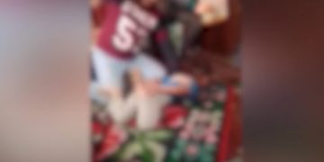  Scene violente. Un bărbat a fost filmat în timp ce își bate copilul cu o scândură. Agresorul a fost reținut