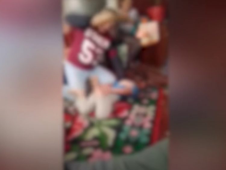  Scene violente. Un bărbat a fost filmat în timp ce își bate copilul cu o scândură. Agresorul a fost reținut