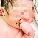 Un bebeluș s-a născut cu steriletul mamei în mână