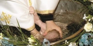 Bebelușul ajuns în spital după botez a murit. Micuțul era născut prematur şi intrase în stop cardio-respirator după ce a fost scufundat în cristelniţă