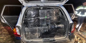 Contrabandişti urmăriţi în trafic, accident şi peste 14.000 de pachete de țigări confiscate de polițiști la Călineşti