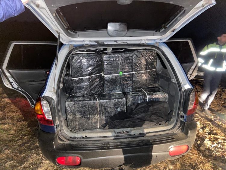 Contrabandişti urmăriţi în trafic, accident şi peste 14.000 de pachete de țigări confiscate de polițiști la Călineşti