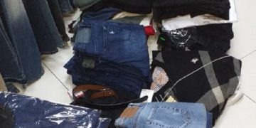 Articole de îmbrăcăminte contrafăcută de circa 9.000 de lei, ridicate de polițiștii sigheteni