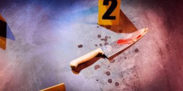 Tragedie sângeroasă în ziua de Dragobete! Un bărbat s-a înjunghiat chiar în fața ușii pe care soția a refuzat să o deschidă