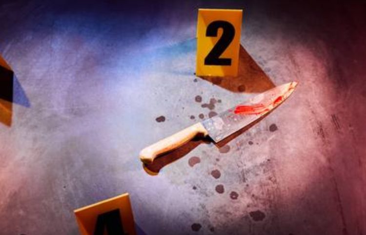 Tragedie sângeroasă în ziua de Dragobete! Un bărbat s-a înjunghiat chiar în fața ușii pe care soția a refuzat să o deschidă