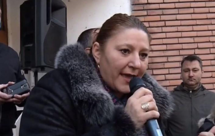 Diana Şoşoacă, în mijlocul protestului din Valea Jiului: ”Eu am venit cu soluţii, nu cu prostii. Ăştia de la Putere sunt nişte asasini economici!”