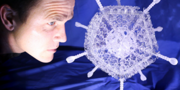 Un britanic a creat o sculptură din sticlă a formulei vaccinului AstraZeneca. Cinci exemplare vor fi vândute, în scop caritabil