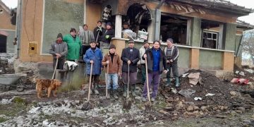 Ierarhii maramureșeni donează pentru o casă care a fost recent distrusă de foc