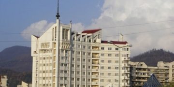 ȘOCANT – UN TÂNĂR A VRUT SĂ ESCALADEZE HOTELUL MARA ȘI A CĂZUT ÎN GOL