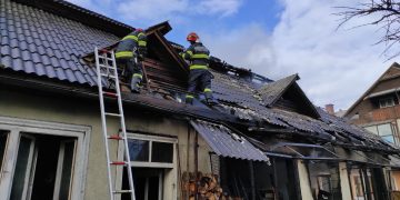 Incendiu la o casă din Sighetu Marmaţiei. O femeie a ajuns la spital – foto, video