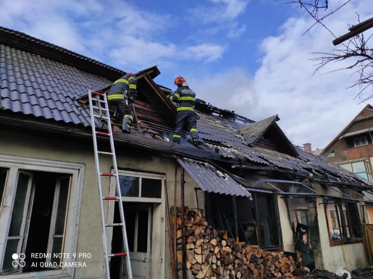 Incendiu la o casă din Sighetu Marmaţiei. O femeie a ajuns la spital – foto, video