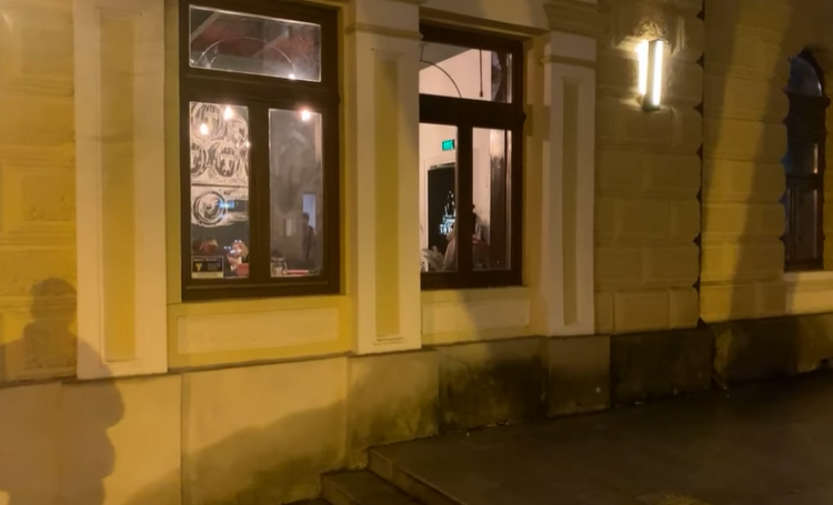 ZERO LEI AMENDĂ a primit patronul localului din Centrul Vechi deschis peste ora de stingere impusă de restricțiile pandemiei