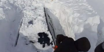 Zăpadă de 2 metri la Rânca, ieşirea spre Transalpina. Maşinile sunt căutate prin nămeţi cu utilajele de deszăpezire