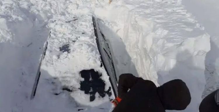Zăpadă de 2 metri la Rânca, ieşirea spre Transalpina. Maşinile sunt căutate prin nămeţi cu utilajele de deszăpezire