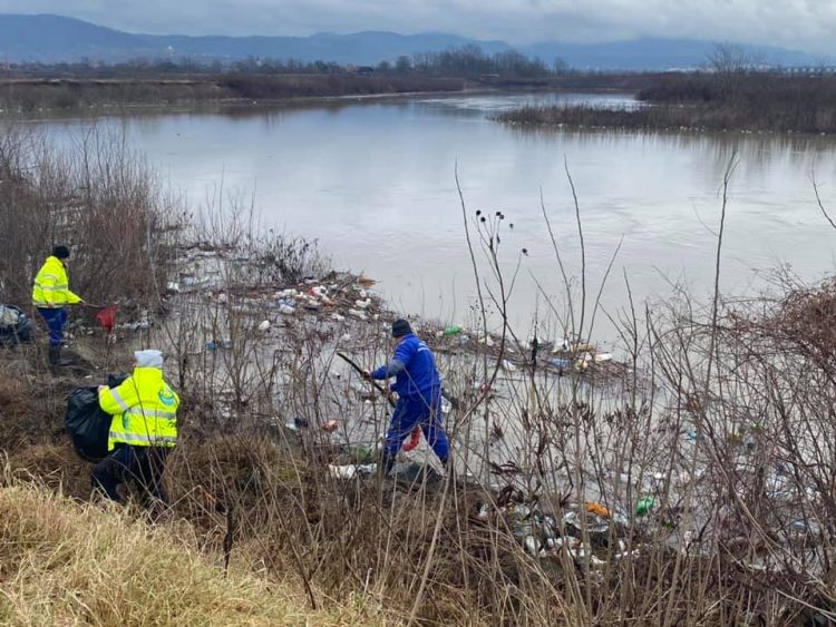 Râurile Lăpuş şi Someş, curăţate de deşeurile plutitoare