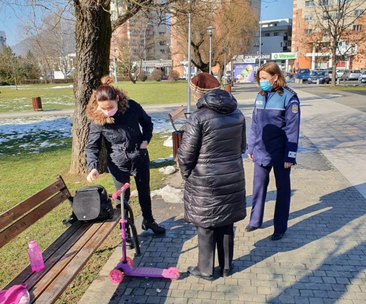 Poliţiştii desfăşoară acțiuni preventive în Baia Mare pe tema prevenirii furturilor din buzunare și poșete