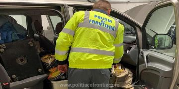 Două autoturisme burduşite cu ţigări în valoare de aproximativ 10.000 lei