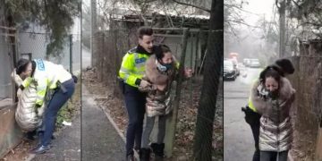 Scandalos. Un poliţist a încătuşat cu forţa o minoră care vindea ghiocei… – video