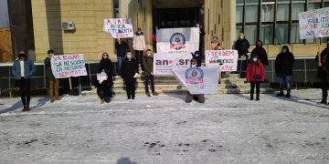 Studenţii maramureşeni au protestat la Prefectură față de pierderea gratuității pentru călătoriile cu trenul