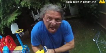 Mârâind, un român i-a înfipt un pix în față unei polițiste din Londra: „I kill you”