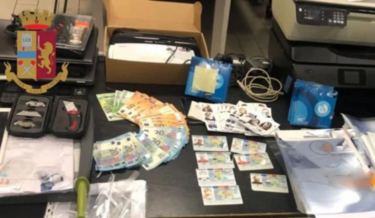 Trei români au fost prinși de polițiștii italieni, în timp ce falsificau acte pentru venitul de cetăţenie