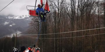 DEFECŢIUNE MAJORĂ la telescaunul de la Şuior. Sunt blocate nouă scaune cu turişti! – GALERIE FOTO
