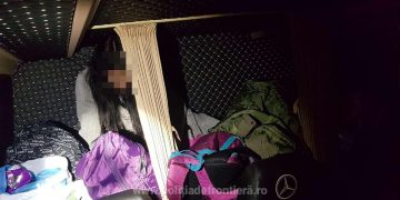 Adolescentă de 17 ani, depistată ascunsă într-un microbuz de polițiștii de frontieră în timp ce încerca să iasă ilegal din țară