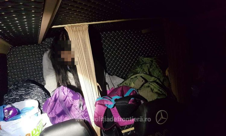 Adolescentă de 17 ani, depistată ascunsă într-un microbuz de polițiștii de frontieră în timp ce încerca să iasă ilegal din țară