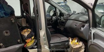 Două autoturisme burduşite cu ţigări în valoare de aproximativ 10.000 lei