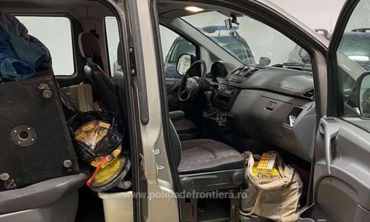 Două autoturisme burduşite cu ţigări în valoare de aproximativ 10.000 lei