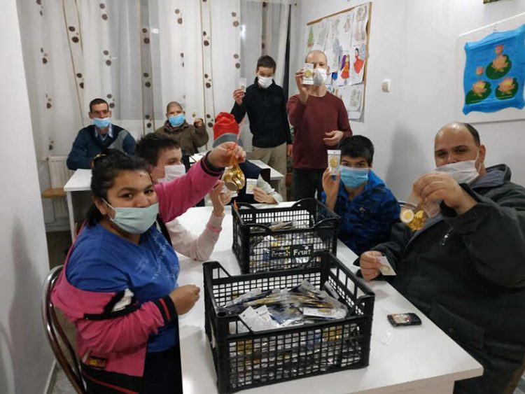 Un mărțișor cu bănuț de ciocolată realizat de tinerii de la ASSOC Baia Mare